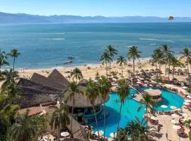 Spacious, access to the pool and the beach!