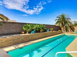 Coyote Casa with Mtn Views in Tuscon Desert Oasis, hotel Tucsonban