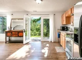 Charming Hillside Retreat - Private backyard, firepit, mtn views, full kitchen