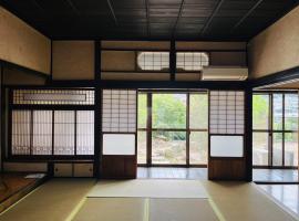 5LDKお洒落古民家1棟貸 駐車場2台 夜景を望む宿 "一休庵" Traditional house with yard and parking, hotel v destinaci Hirošima