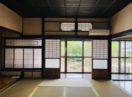 5LDKお洒落古民家1棟貸 駐車場2台 夜景を望む宿 "一休庵" Traditional house with yard and parking