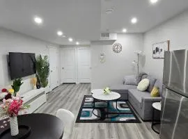 Bleniel Place - Stylish Basement Suite with Wi-Fi Netflix & Parking