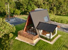 Kleines Paradies Chalés、Massarandubaのホテル