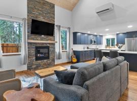 Rainier's Newest Luxury Chalet with Hot Tub-AC-WiFi, cabană din Ashford
