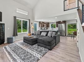 Rainier Cabin with Fireplace-WiFi-Yard-Meadow Views, ξενοδοχείο σε Ashford