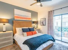 Remodeled 2-Queen 2BR Suite Retail & Sun Oasis