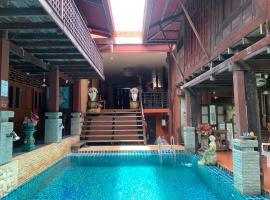 Ruennakornin Homestay, hotel con pileta en Ban Bang Muang