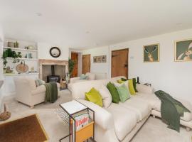 Beautiful Cottage nr Mendip Hills Private Parking, hotel v destinaci Chilcompton