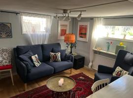 Cozy studio apartment near city centrum, hotel en Örebro