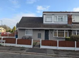 Manley House - Close to Town Centre - Self-Check-In - Driveway Parking, Two Living Rooms, Garden Office, Smart TVs by Yoko Property