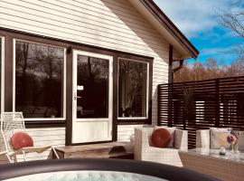 Modern villa med spa och pool, hotel s jacuzzi v destinaci Skäralid