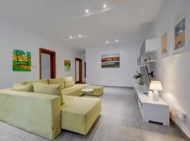 Top floor apt with common pool close to all amenities