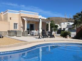 Chalet Athos, Ferienwohnung mit Pool,Dachterasse, Meer und Bergblick in San Juan de los Terreros, viešbutis mieste Pulpi