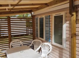 mobilhome au domaine des iscles emplacement 137, ξενοδοχείο σε La Roque-dʼAntheron