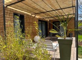 Chalet bois nature et confort, casa de campo em Banassac