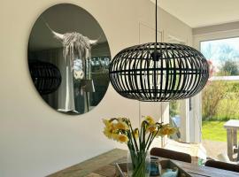 freistehendes Ferienhaus an der Nordsee, Eureka 18 - Strandbude، فندق في Sint Maartensvlotbrug