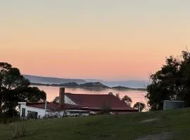 Wylah Cottage for a Peaceful Bruny Island Escape with Water Views, Fireplace & Wallabies