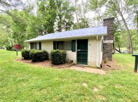 Barney's Retreat- Rustic cabin on the river!, hotel in Luray