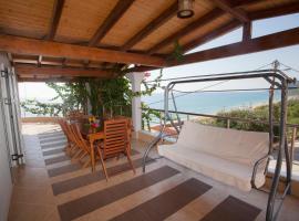Solymar, hôtel à Loutsa