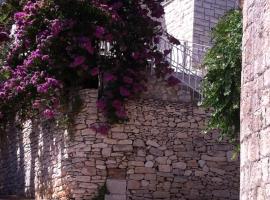 Central Studio Apartments & Dormitory Rooms, hotel v Supetare