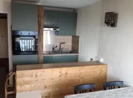 Studio avec vue panoramique sur la montagne