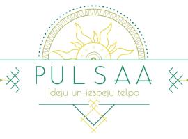 Brīvdienu māja ar pirti - PULSAA, hotel dengan parking di Aķēni