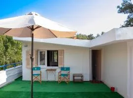 Anni's Apartments - Full Moon On The Roof