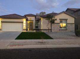 Spacious 5 BD Luxury Getaway Near Westgate, hotel v destinaci Glendale