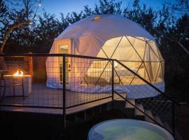 Cloud Dome W Private Hot Tub and Outdoor Shower, hotel v destinaci Luckenbach