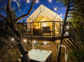 Treehouse Glamping at Pecan Haven W Hot Tub, glamping i Luckenbach