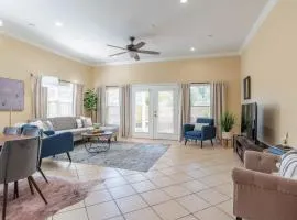 Modern DT Home-King size Bed-Patios-Long Stays-WiFi
