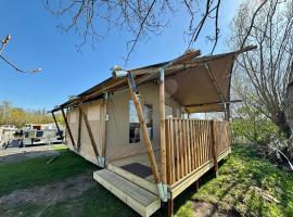 Luxe glamping tenten aan het water，Wommels的豪華帳蓬