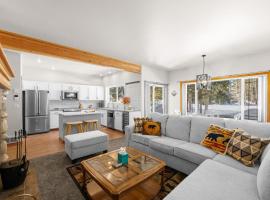 Birdie Glen Retreat - Golf course getaway with hot tub and office, Hotel in McCall
