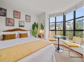 Mid Century Modern - Studio w Pool & Hot Tub, ξενοδοχείο με υδρομασάζ σε Γουίσλερ