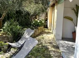 Encantadora Casa Sarda en el Centro Histórico de Collinas con Patio privado y Tranquilidad