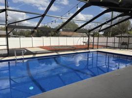 5 BR home with pool and outdoor fun, hotel in Winter Haven