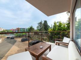 Апартаменти с чадъри и шезлонги на плажа - Свети Никола Каваците, aparthotel en Sozopol
