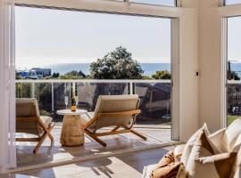 Sunny and Spacious Designer Home with Pool & Ocean Views Sunrise Beach, hotel din Sunrise Beach