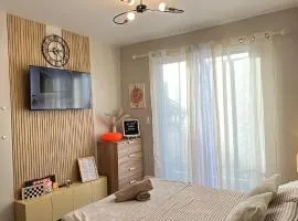 Pool view Condo with Balcony near Mactan Airport - La Vela Studio Mactan