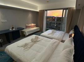 Luxury Penthouse & High-Floor Hotel near City of Dreams, Airport, Okada, and Solaire Casino, hotel em Manilla