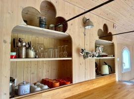 Glamping - stylová maringotka v srdci Ladova kraje, poblíž hlavního města Prahy, tented camp en Stříbrná Skalice