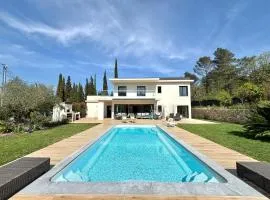 L'essence du sud avec 4 suites, piscines et four à pizza