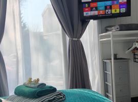 Peaceful 2-bedrooms guesthouse, Sleep 4, Parking, Private entrance, Heating, AirCon, SuperFast Wifi，位于德比的酒店