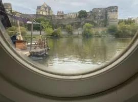 Bateau traditionnel de Loire face au château d'Angers
