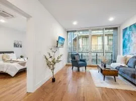 Chic 1br Retreat Pool, Gym Balcony Views