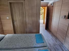 EL PASO chata B1 - B5 v are&aacute;li k&uacute;paliska, hotel con piscina a &Scaron;t&uacute;rovo