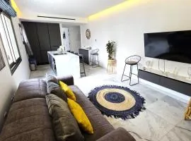 Luxurious 2BR Apartment in City Center with Internet