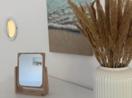 Strandlächeln Lodge - Ferienwohnung mit 2 Schlafzimmern, cabin in Hohenfelde