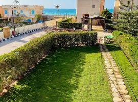 North coast Villa 2nd row from beach with 4 master rooms and 200m Garden standalone - Families only, ξενοδοχείο σε Al Ḩammām