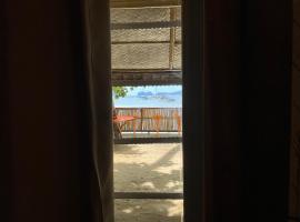 Rosies Beach House El Nido, hotel di El Nido